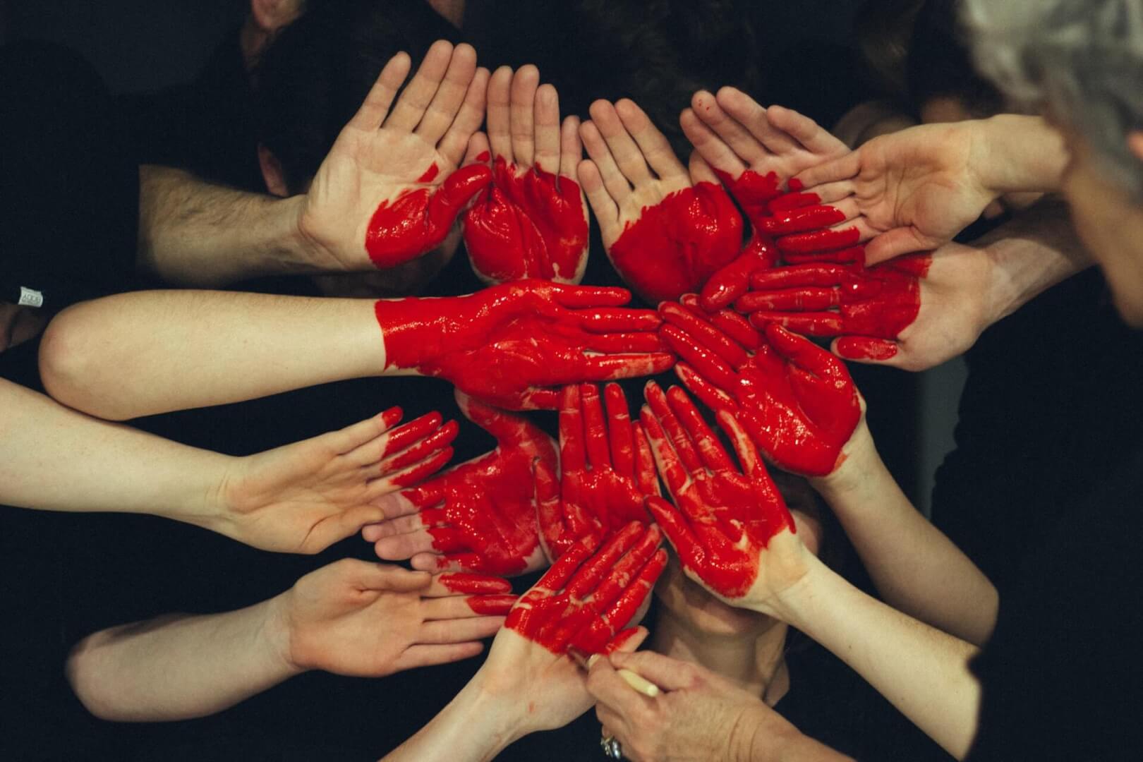 Сердце нарисованное на руках волонтеров